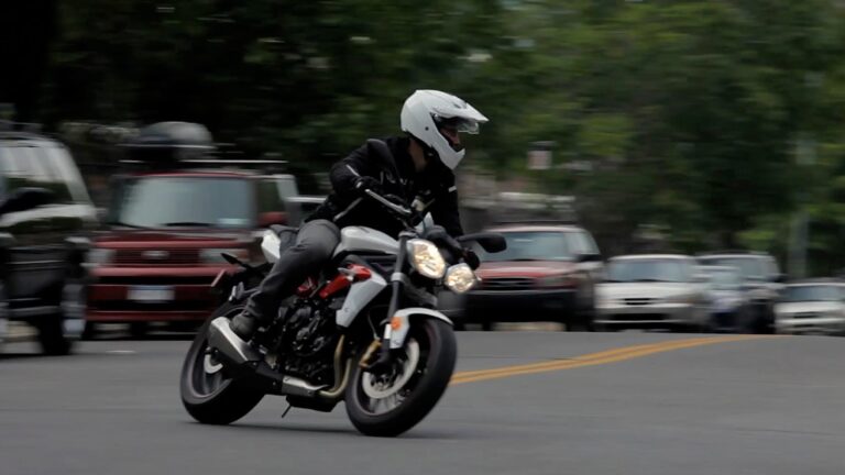 Sušilus orams į gatves pasipila motociklininkai. Jų sezono metu kas kartą galima išgirsti apie tokių vairuotojų avarijas ir traumas.