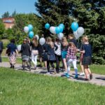 Su spalvotais balionais, ištaigingais vaikinų kostiumais, ryškiomis merginų suknelėmis Panevėžio mieste ir rajone nuaidėjo paskutinis abiturientų skambutis.