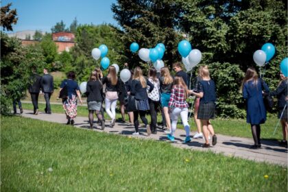 Su spalvotais balionais, ištaigingais vaikinų kostiumais, ryškiomis merginų suknelėmis Panevėžio mieste ir rajone nuaidėjo paskutinis abiturientų skambutis.