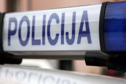 Policijos departamentas prie Vidaus reikalų ministerijos praneša, jog antradienį, apie 16.10 val., Panevėžyje, Naujamiesčio g., garažo pagalbinėse patalpose rastas 56-erių vyro lavonas su sužalojimais įvairiose kūno vietose. eismo įvykis