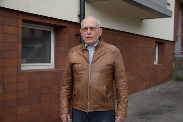 „Prieš renovaciją mūsų namas sunaudodavo itin daug šilumos energijos, nors butuose būdavo šalta, o dabar žmonės gyvena komfortiškai ir už šilumą mokame mažiausiai visame mieste“, – tvirtina Eugenijus Olšauskas. T. ŠIAUDINIO nuotr.