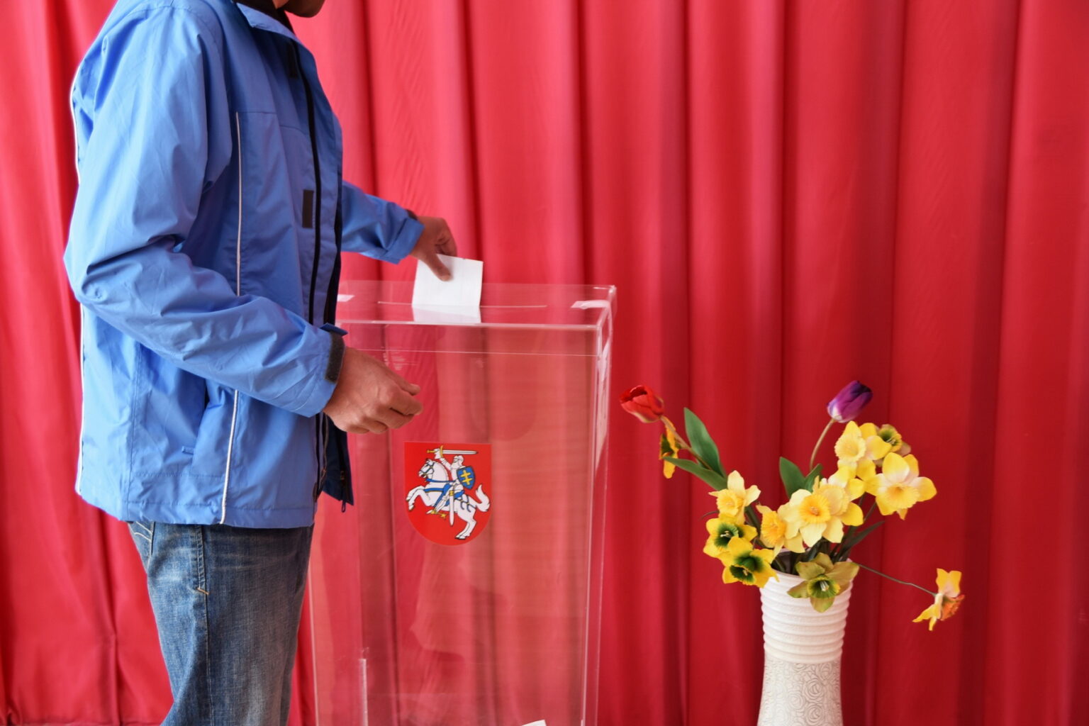 Nežiniai, ar dėl to, kad sutapo su Motinos diena, ar seniai lauktu šiltu savaitgaliu, bet rinkimai į Seimą Anykščių-Panevėžio rajonų rinkimų apygardoje šiandien dar vangesni nei pirmojo turo metu.