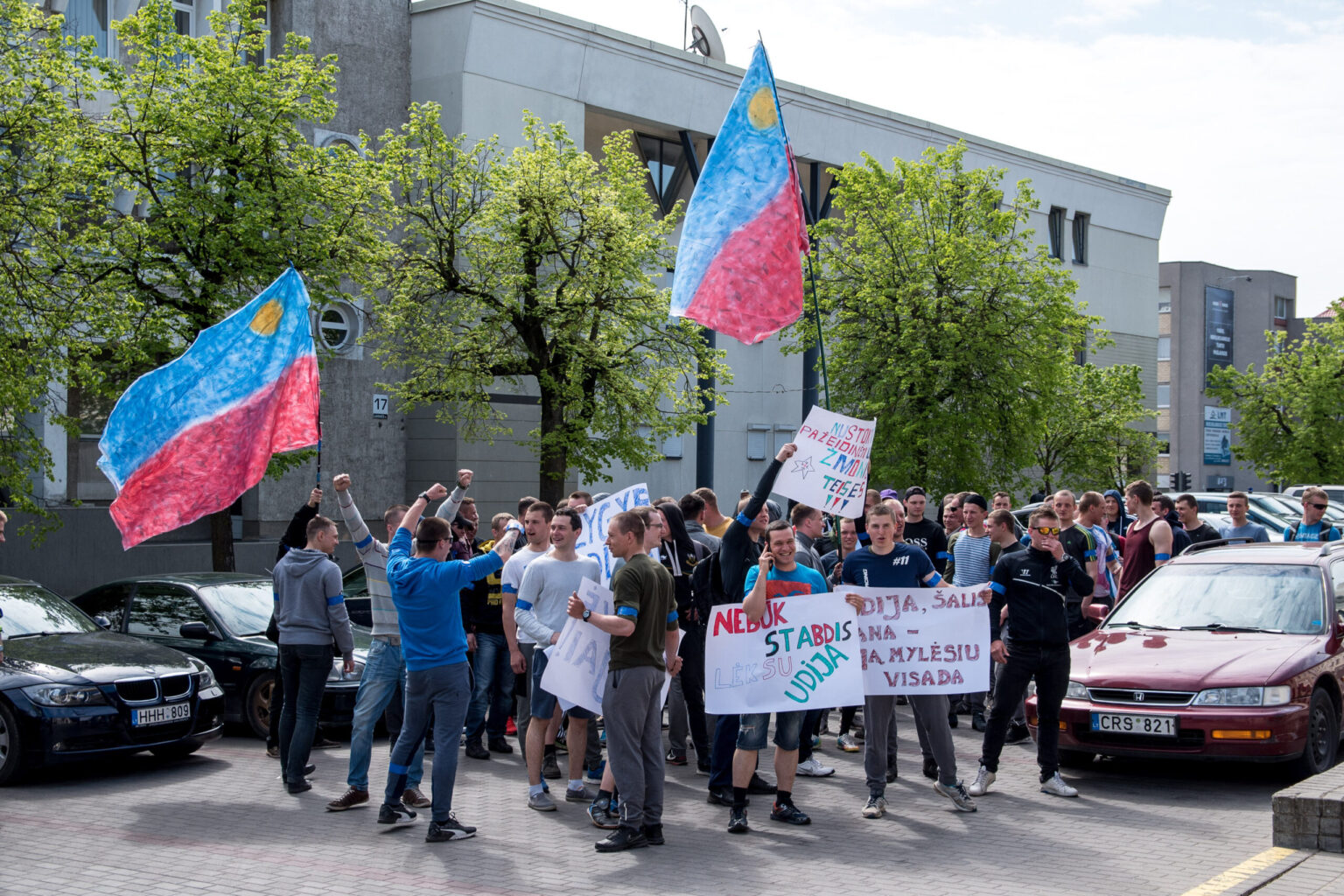 Nešini plakatais su skambiomis frazėmis, jaunuoliai kurstė neramumus ir traukė praeivių dėmesį. Sutrikę panevėžiečiai spėliojo: tai karo pradžia?
