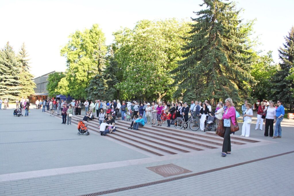 Panevėžio miesto savivaldybė ir Bendruomenių rūmai jau aštuntus metus kviečia penktadienio vakarus leisti Laisvės aikštėje.