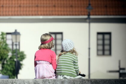 Socialinės apsaugos ir darbo ministras Linas Kukuraitis sako, kad svarstoma vaiko pinigus nuo kitų metų skirti visiems vaikams nevertinant šeimos pajamų.