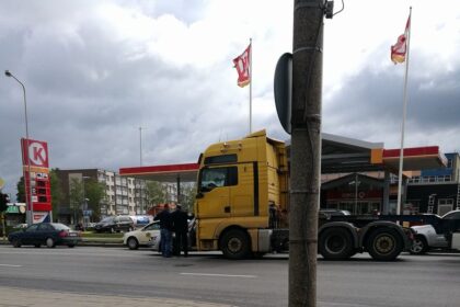 J. Basanavičiaus gatvėje prie sankryžos su Beržų gatve susidūrė sunkvežimis ir lengvasis automobilis „Volkswagen“.