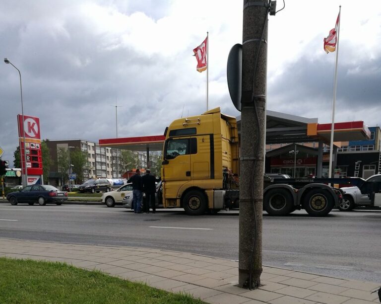 J. Basanavičiaus gatvėje prie sankryžos su Beržų gatve susidūrė sunkvežimis ir lengvasis automobilis „Volkswagen“.