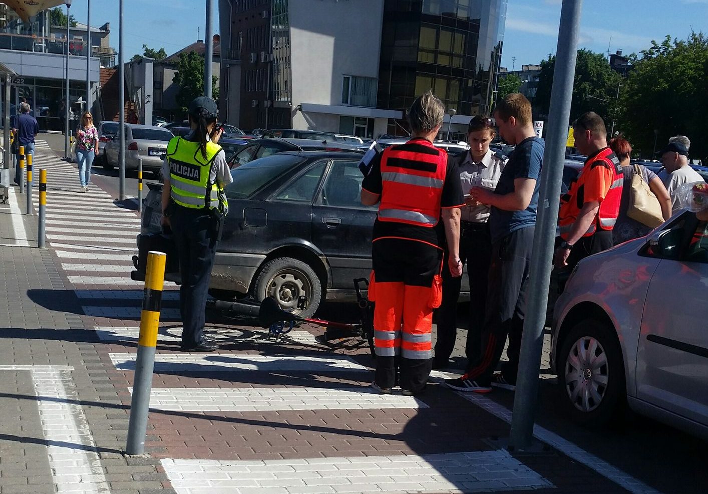 Prieš vienuoliktą ryto Ukmergės gatvėje prie prekybos centro „Iki“ esančioje automobilių stovėjimo aikštelėje partrenktas dviratininkas.
