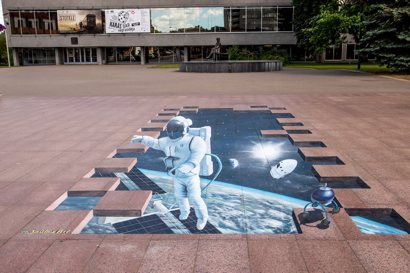 Saulius Gudelevičius skaičiuoja, kad per kelerius metus jau yra nupiešęs per dvi dešimtis trimačių darbų aikštėse, gatvėse. T. ŠIAUDINIO nuotr.
