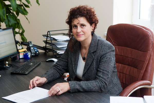 Kazimiero Paltaroko gimnazijos direktorė Gražina Gailiūnienė teigia, kad uniformos paprastai nereikia pirkti kasmet, be to, už simbolinę kainą galima įsigyti ir dėvėtų uniformų. T. ŠIAUDINIO nuotr.