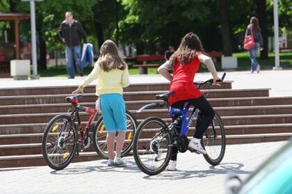 Baigiantis mokslo metams daugelis moksleivių ir studentų ima varstyti Darbo biržos duris ar ieškotis darbo interneto platybėse.