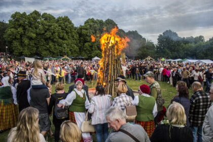 Joninių išvakarėse Skaistakalnio parkas trumpam vėl buvo virtęs miesto sodu, kuriame panevėžiečiai ieškojo stebuklingojo paparčio žiedo.