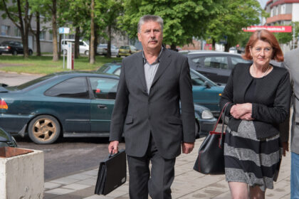 Dėl galimo smurto artimoje aplinkoje kaltinamas buvęs Kretingos teisėjas P. Kontrimas turi progą suprasti, ką jaučia kitoje teismo barikadoje esantys kaltinamieji.