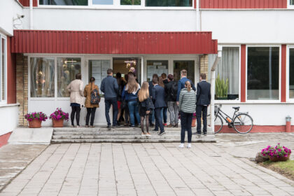 Lietuvos abiturientai šiandieną laiko vienintelį privalomą lietuvių kalbos ir literatūros brandos egzaminą.