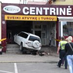 Penktadienį prie centrinės turgavietės įvyko skaudi avarija, yra sužeistųjų: sušlubavus vairuotojo sveikatai, jo mašina pasuko tiesiai į žmones.
