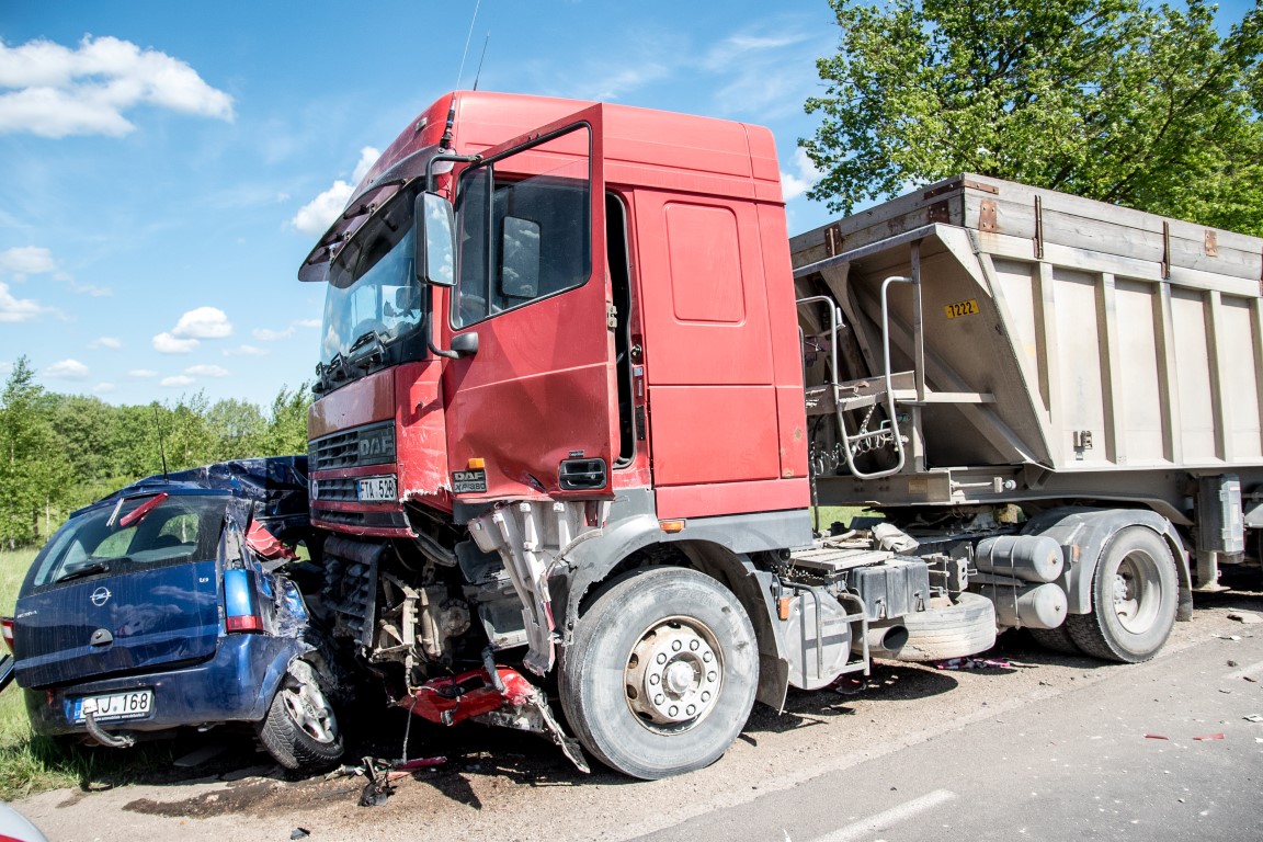 Po avarijos, kai kelyje nuo abiturientų automobilio nukritus dekoracijai žuvo iš paskos važiavusi moteris ir jos dukrelė, įtarimai pareikšti abiturientui.