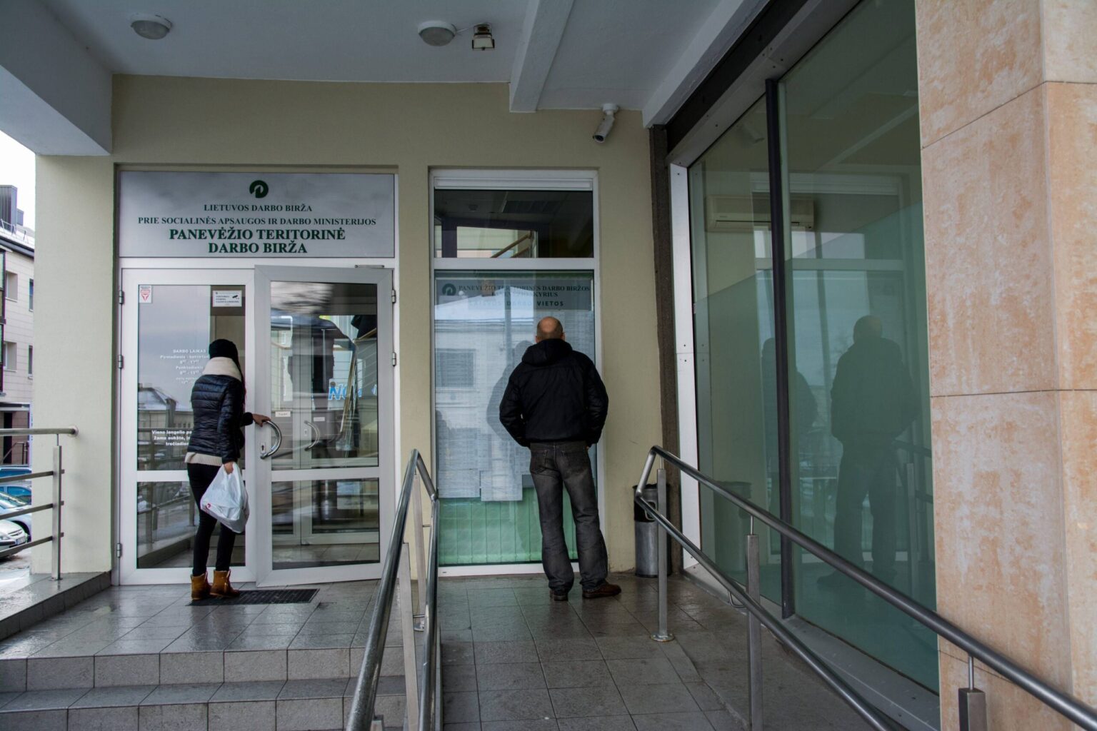 Seimas priėmė palankesnę nedarbo išmokų skyrimo tvarką. Išmokos bus mokamos ilgiau ir jas gaus daugiau bedarbių.