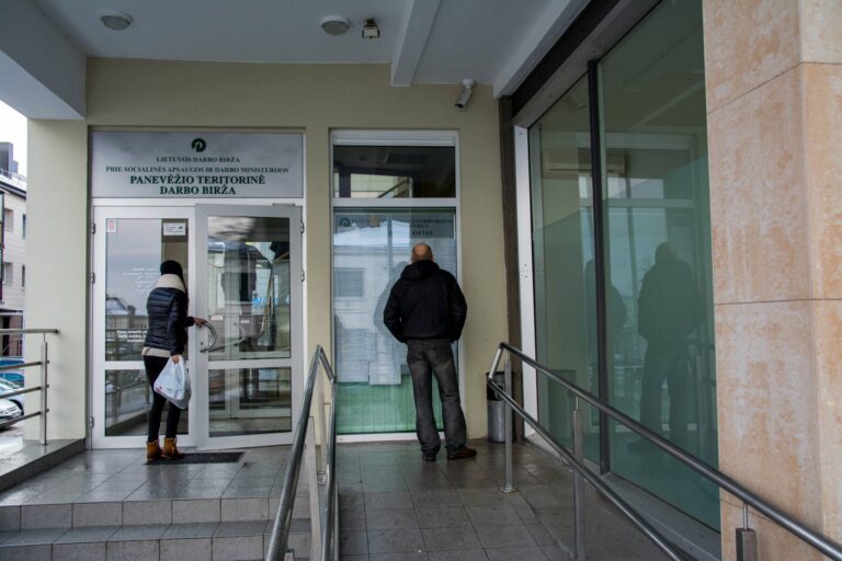 Seimas priėmė palankesnę nedarbo išmokų skyrimo tvarką. Išmokos bus mokamos ilgiau ir jas gaus daugiau bedarbių.