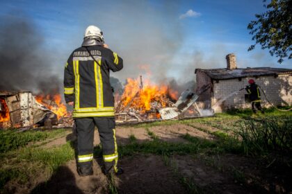 Pranešimas apie gaisrą Skapiškio miestelyje, Dariaus ir Girėno gatvėje 39 numeriu pažymėtame name buvo gautas 1.56 val.