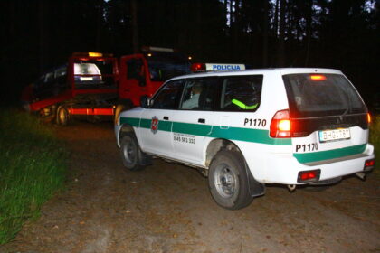 Vos ant kojų pastovintys, bet prie vilkiko vairo sėdę latviai savo kelionę baigė policijos areštinėje.