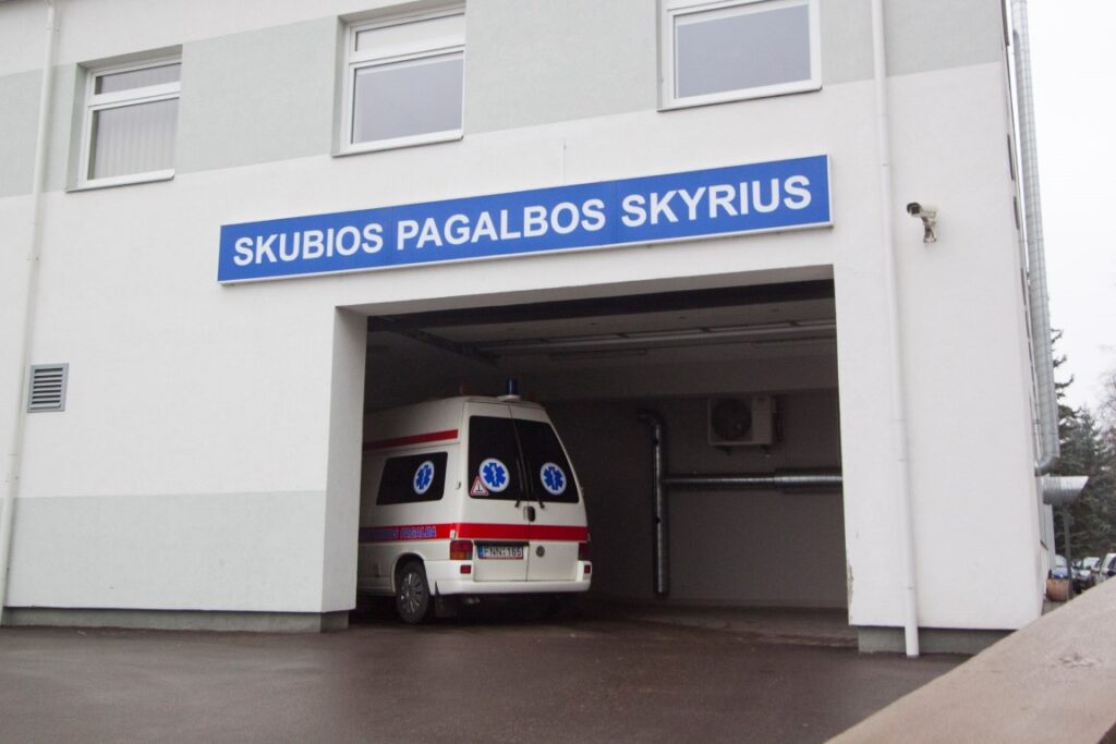 Panevėžio medikai niekuo nebegalėjo padėti pro Biržų ligoninės langą iššokusiam ir susižalojusiam pacientui, pranešė policija.