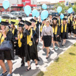 Šventiškai išsipuošę gyventojai, nešini glėbiais gėlių, skubėjo pasveikinti Panevėžio kolegijos ir KTU Panevėžio technologijų ir verslo fakultetų absolventų