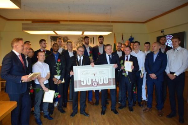 Lietuvos vicečempionui „Lietkabelio“ krepšinio klubui – miesto Savivaldybės premija.