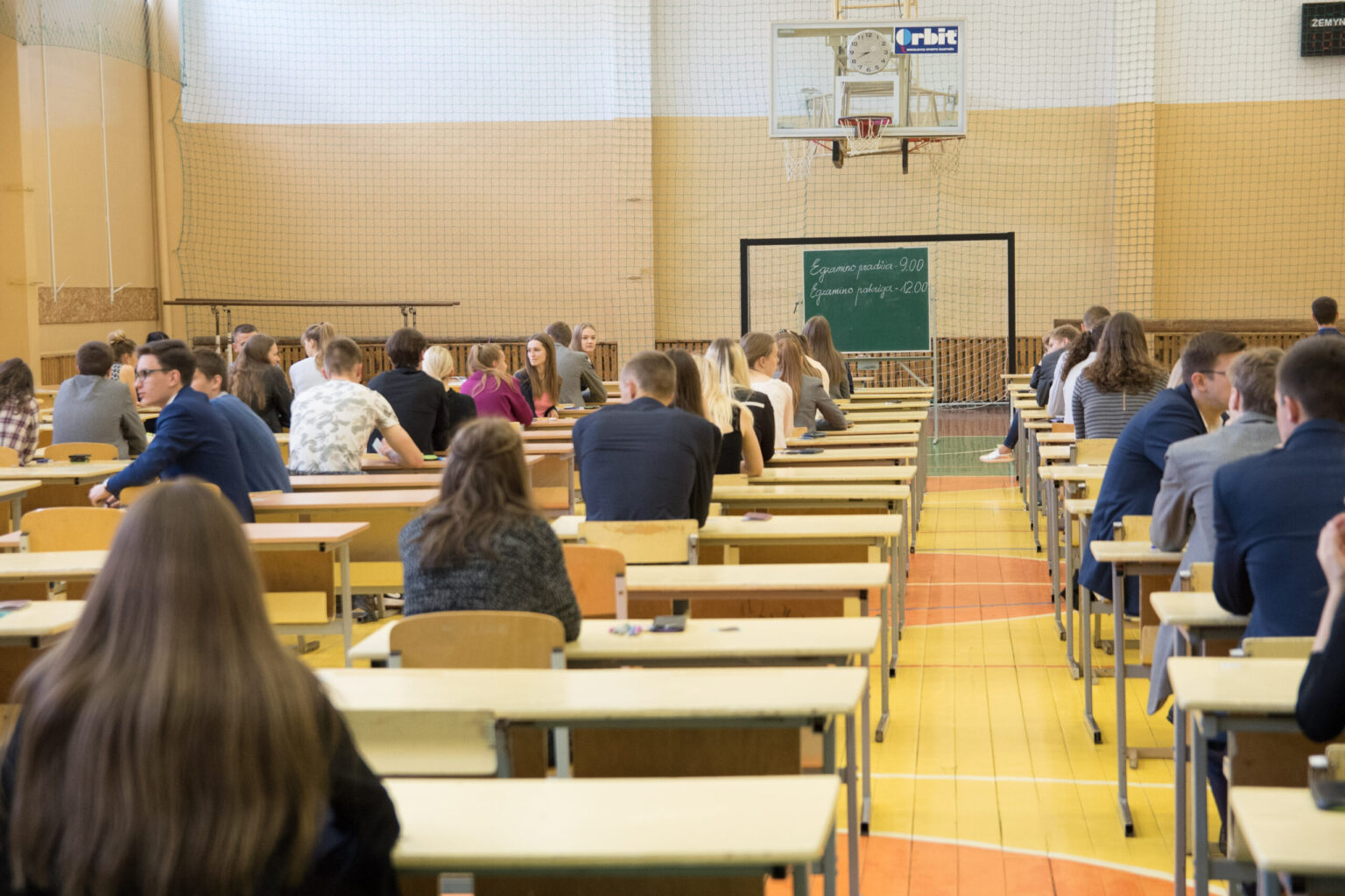 Lietuvių kalbos ir literatūros valstybinį egzaminą šiemet išlaikė 89,04 proc., matematikos – 94,36 proc. laikiusiųjų, pirmadienį paskelbė Nacionalinis egzaminų centras.