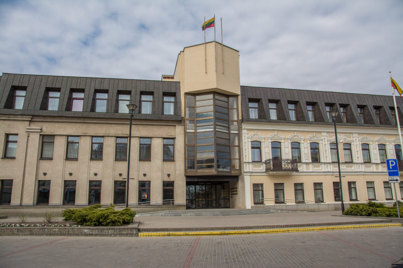 Panevėžio apygardos teismas, išnagrinėjęs Panevėžio m. savivaldybės apeliacinį skundą, patvirtino, kad L. Sandienė iš Savivaldybės atleista neteisėtai.