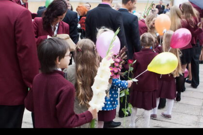 Nors moksleiviams vasaros atostogos tik įsibėgėja, tėvai jau suka galvas, kaip savo atžalas paruošti naujiems mokslo metams. Mat iki birželio vidurio nespėjusieji užsisakyti mokyklinių uniformų gali jų nebegauti pirkti. Tačiau uniformų kainos ne kiekvienai šeimai įkandamos.
