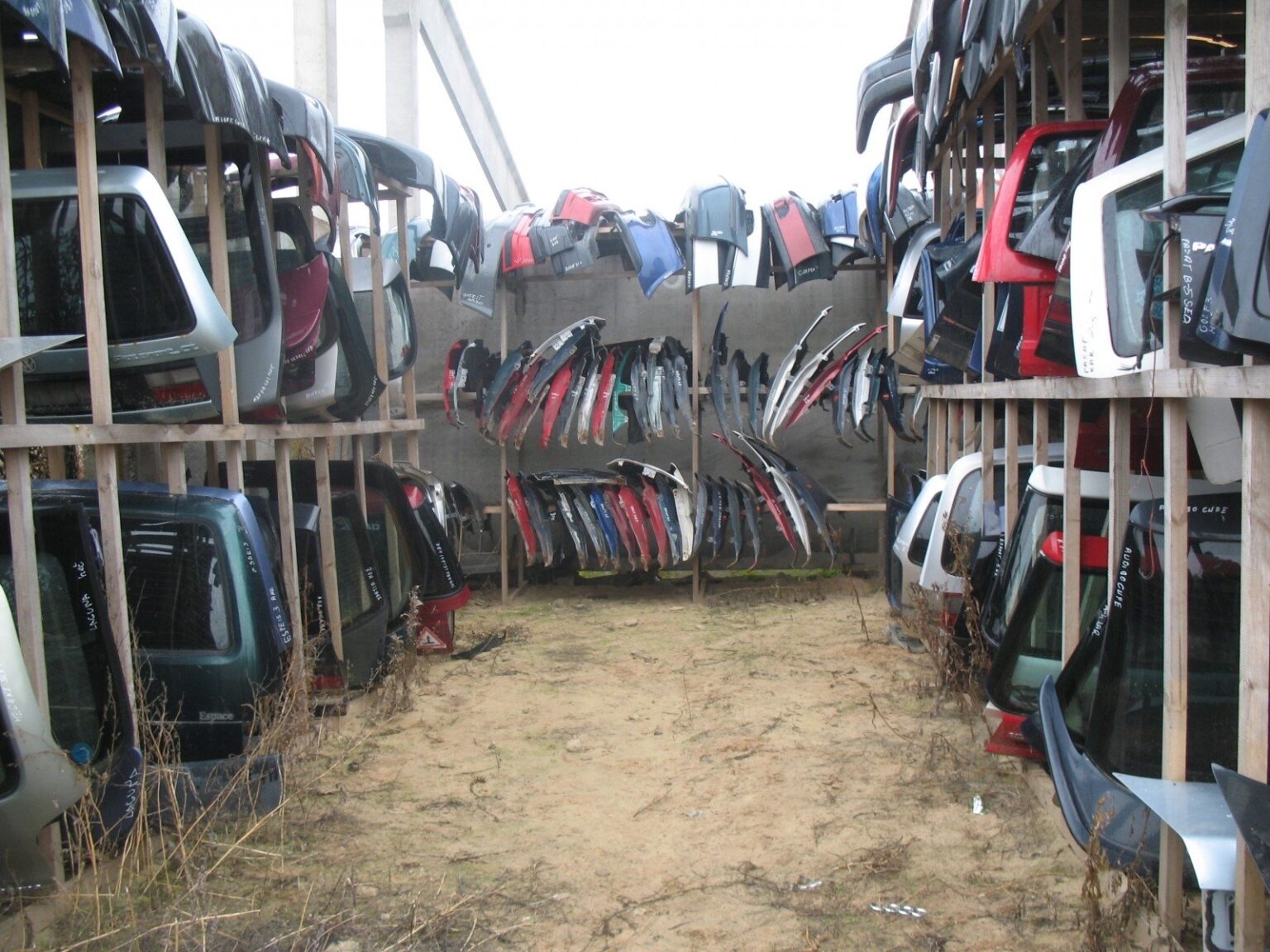 Aplinkosaugininkų reidai dėl nelegalių transporto priemonių ardytojų parodė, kad į aplinką plaukia pavojingos atliekos iš autolaužynų ir privačių garažų.