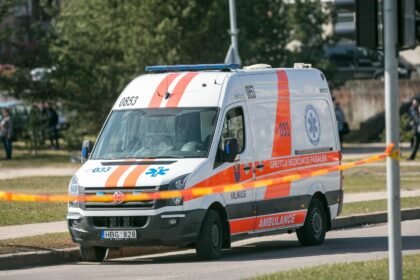 Automobilių stovėjimo aikštelėje kartais neišsitenka pėstieji ir vairuotojai.