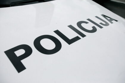 Joninių išvakarėse Panevėžyje, Vilniaus gatvėje esančiame viešajame tualete, pareigūnai atliko vyro, gimusio 1988 metais, asmens ir dalinę daiktų apžiūrą.