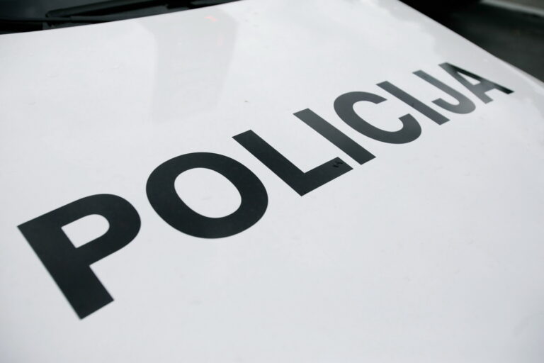 Joninių išvakarėse Panevėžyje, Vilniaus gatvėje esančiame viešajame tualete, pareigūnai atliko vyro, gimusio 1988 metais, asmens ir dalinę daiktų apžiūrą.