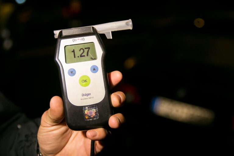 Neblaivūs prie vairo – deja, vis dar Lietuvos kasdienybė. Pažeidėjų neatbaido nei piniginės baudos, nei gresianti belangė.