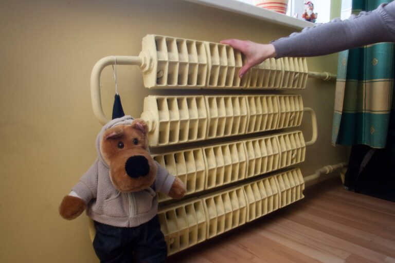 Nors šildymo sezonas toli, tačiau savivaldybės jau suka galvą, kaip reikės priimti kompensacijų už šildymą pageidaujančiuosius, nes jų padaugės.