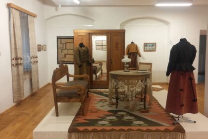 Jau nuo senovės aukštaitės buvo tikros puošeivos ir net į šienapjūtę neidavo prastais drabužiais.