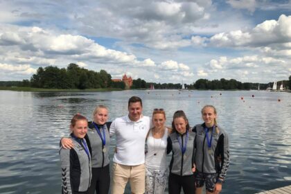 Panevėžio sporto gimnazijos auklėtinės tapo šalies čempionėmis keturviečių baidarių 500 m rungtyje, šalia – treneriai Vytautas ir Dalia Vaičikoniai.