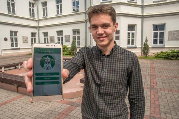 Programėlės kūrėjai jau sulaukė daugiau nei 100 parsisiuntimų: panevėžiečiai pastebėjo nenugenėtus medžius, skylę mokyklos tvoroje, netvarkingą tiltą, nuvirtusį stulpą, gautas pasiūlymas įkurti papildomą šviesoforo sekciją. T. Šiaudinio nuotr.