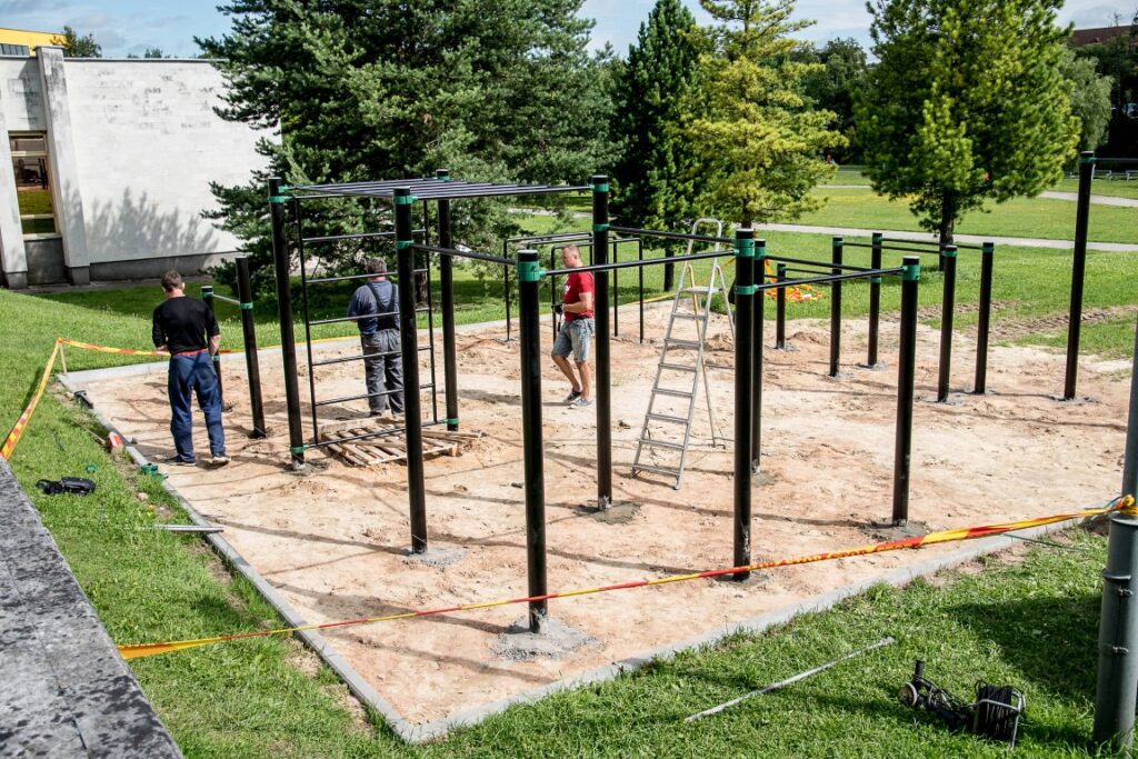 Prie Bendruomenių rūmų kyla nauja gatvės gimnastikos sporto aikštelė, kurioje bus galima ne tik sportuoti, bet ir rengti įvairaus lygio varžybas.