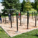 Prie Bendruomenių rūmų kyla nauja gatvės gimnastikos sporto aikštelė, kurioje bus galima ne tik sportuoti, bet ir rengti įvairaus lygio varžybas.