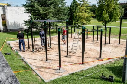 Prie Bendruomenių rūmų kyla nauja gatvės gimnastikos sporto aikštelė, kurioje bus galima ne tik sportuoti, bet ir rengti įvairaus lygio varžybas.