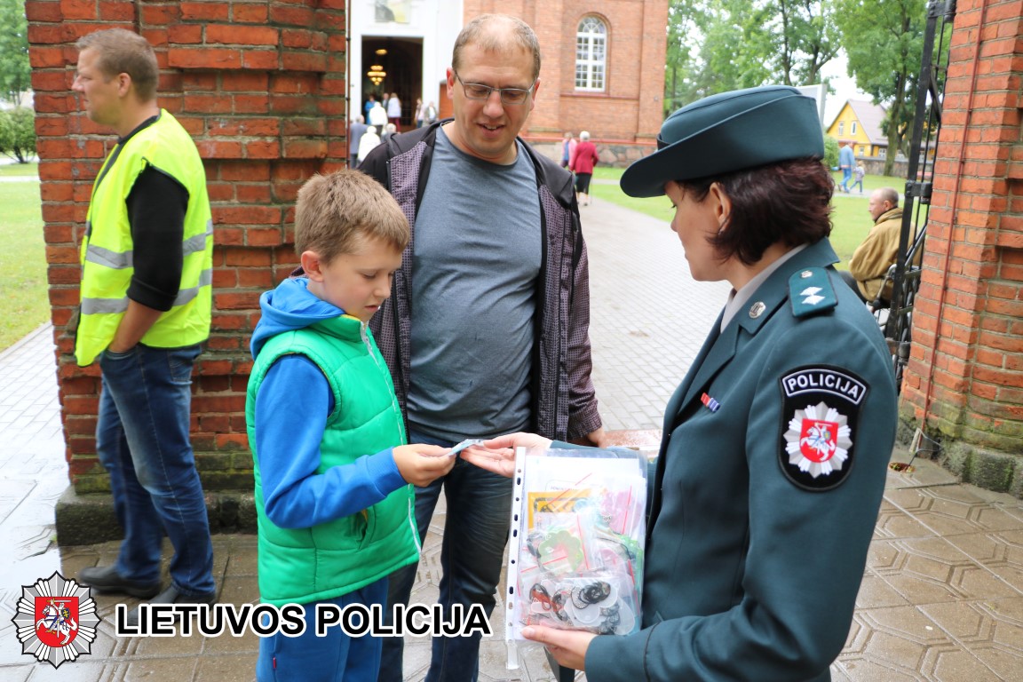 Sekmadienį į Šv. Petro ir Povilo bažnyčią atėję gyventojai stebėjosi šalia bažnyčios vartų išvydę policijos automobilį, pareigūnus ir smalsavo, koks renginys vyksta.
