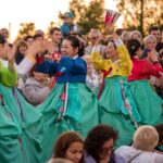 Švęsdami Valstybės dieną, panevėžiečiai giedoti Lietuvos himno rinkosi Skaistakalnio parke. Panevėžio rajono gyventojai šventė Upytėje. Čia visus nustebino nepamirštamas svečių iš Tolimųjų Rytų pasirodymas.