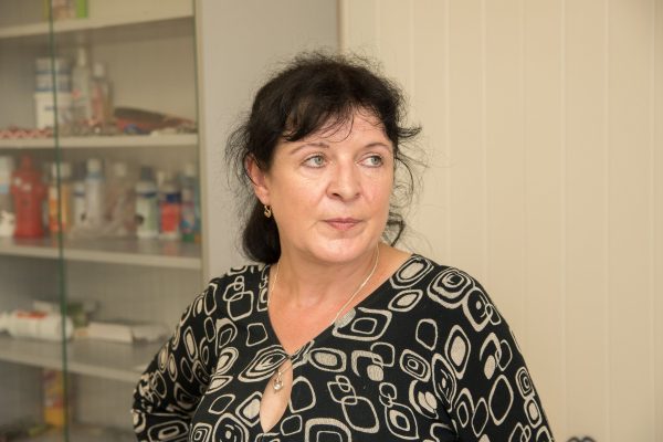 Pasak R. Liberienės, dauguma norinčiųjų atiduoti gyvūną paskambina ir susitaria, bet savanoriai randa ir pririštų prie vartų, numestų keturkojų. T. Šiaudinio nuotr.