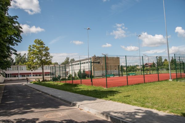 Prieš trejetą metų savo iniciatyva sargų paslaugų atsisakiusi Rožyno progimnazija tvirtina, kad tokia reforma pasiteisino. T. Šiaudinio nuotr.