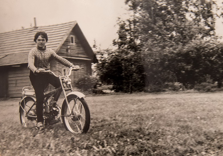 Pirmoji Dainiaus Šiaučiūno transporto priemonė motoroleris „Ryga 11“. ŠEIMOS ARCHYVO nuotr.