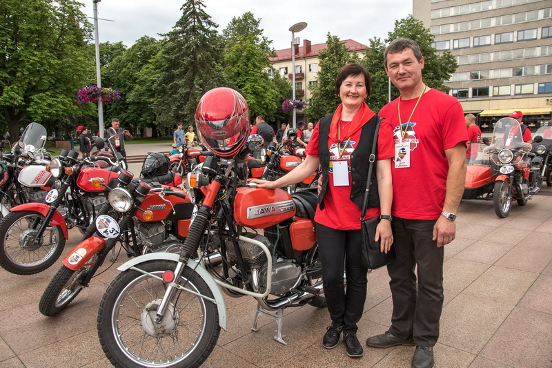 Liepos 8-ąją Dainius ir Virginija dalyvavo tarptautiniame „Jawa“ motociklų festivalyje Panevėžyje. T. ŠIAUDINIO nuotr.