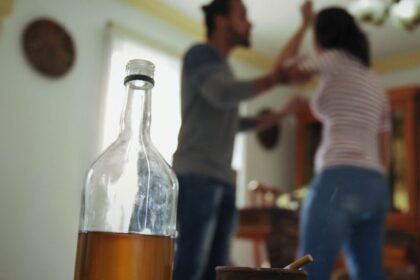 Smurtas artimoje aplinkoje – vienas dažniausių iškvietimų, į kuriuos skuba policijos pareigūnai.