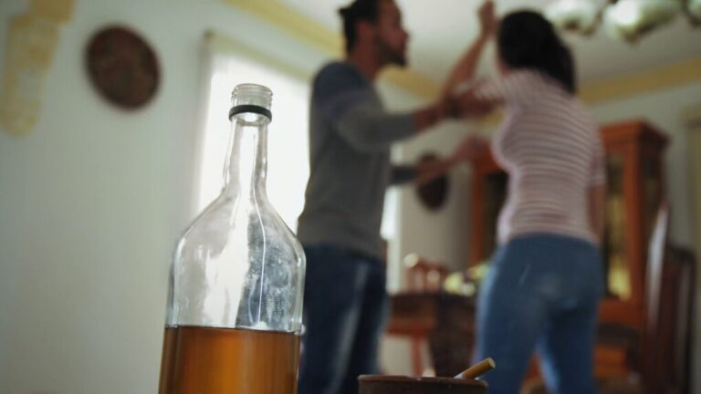 Smurtas artimoje aplinkoje – vienas dažniausių iškvietimų, į kuriuos skuba policijos pareigūnai.